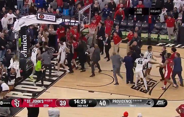 Los bancos se despejaron en una violenta pelea de baloncesto universitario cuando SEIS jugadores fueron expulsados dentro del tiempo muerto de la pelea de 19 MINUTOS