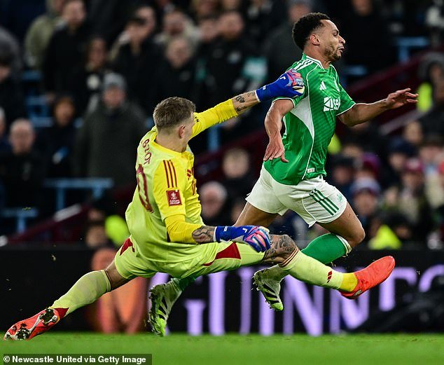 El portero del Aston Villa, Marco Bizot, fue expulsado por un ‘horrible’ desafío de kung fu a Jacob Murphy; un momento de locura que permitió al Newcastle remontar un déficit de un gol para ganar el choque de la Copa FA.