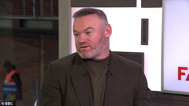 Wayne Rooney arremete contra el árbitro por “una de las peores decisiones que he visto en mi vida” en una retirada abrupta después del “shock absoluto” en la victoria de Newcastle en la Copa FA sobre Aston Villa, mientras los árbitros fracasan sin VAR
