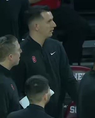 Juego de baloncesto universitario retrasado por un extraño incendio cuando la MÁQUINA DE PALOMITAS se incendia