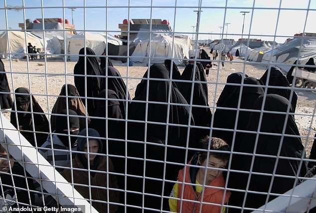 Las novias de ISIS solicitan pasaportes australianos en un intento desesperado por abandonar los campos sirios y regresar a casa