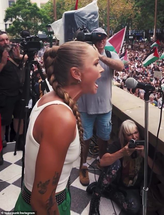 La petición Grace Tame alcanza las 25.000 firmas a medida que aumentan los pedidos para que se despoje del honor al Australiano del Año