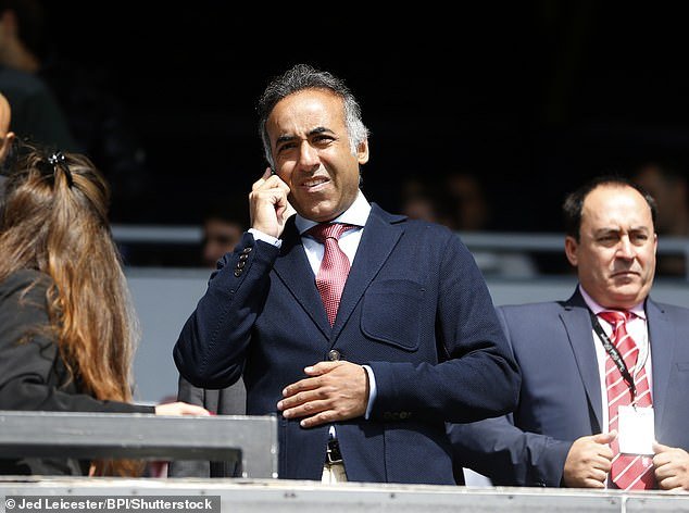 El millonario ex propietario de un club de la Premier League apuñalado mientras se enfrentaba a intrusos enmascarados que intentaban robar su mansión de £ 10 millones