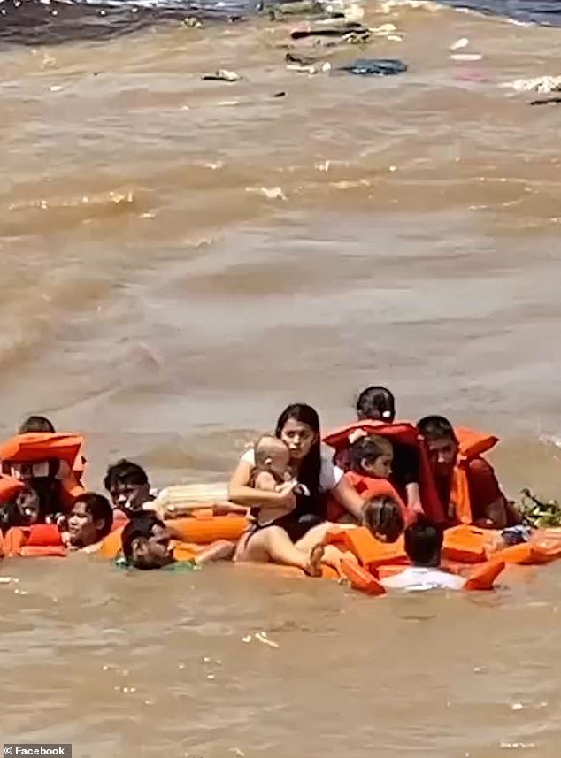Una niña de tres años entre los dos muertos después de que un barco turístico lleno de gente volcara minutos después de su viaje a la Amazonia brasileña