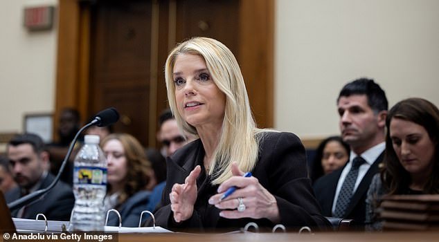 Pam Bondi anuncia que TODOS los archivos de Epstein ya han sido publicados, con cientos de nombres de alto perfil apareciendo… mientras que AG afirma que NADIE se ha salvado para salvarlos de la “vergüenza”.