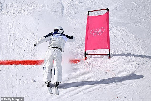 Increíble momento en el que un esquiador cruza la línea hacia atrás después de que su rival se sale de los límites antes de ganar la plata
