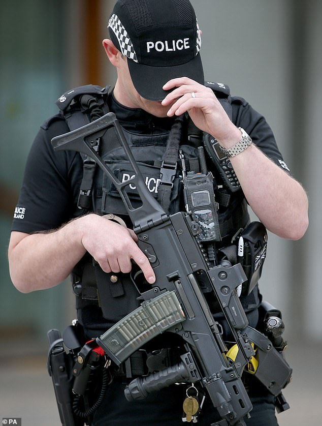 Los matones que porten cuchillos deberían recibir un disparo, dice el jefe de policía