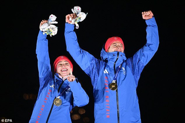 El comentarista de la BBC se vio obligado a disculparse después de que un error provocara que los espectadores se perdieran una parte clave de la actuación de Matt Weston por la medalla de oro en los Juegos Olímpicos de Invierno cuando arremetió contra su productor en vivo: “¿A qué están jugando?”