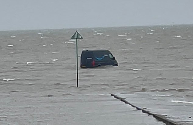 ¡Date la vuelta si es posible! La furgoneta de reparto de Amazon se atasca en las marismas después del rastreo por GPS