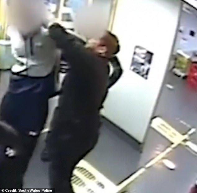 Oficial de policía despedido por golpear a un sospechoso violento cuando intentaba escapar del arresto