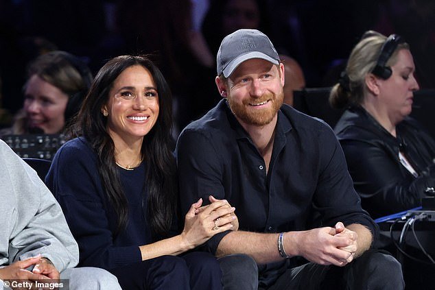 Meghan Markle se acerca al Príncipe Harry mientras disfrutan de una cita nocturna en el Juego de Estrellas de la NBA durante el fin de semana del Día de San Valentín.