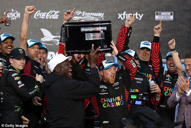 ‘Extasiado’ Michael Jordan arremete cuando su piloto de NASCAR gana las 500 Millas de Daytona: ‘Siento que gané un campeonato’