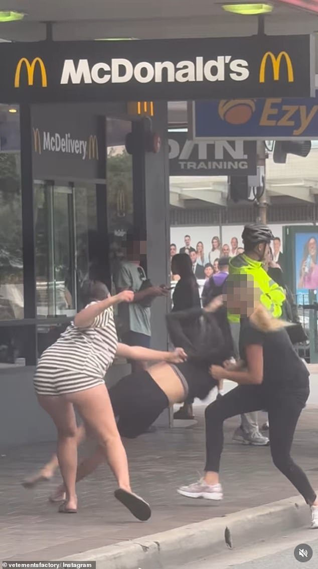 Estalla una pelea impactante afuera de McDonald’s después de que dos niñas se unen contra la víctima, mientras las ‘bandas de niñas’ aterrorizan a Maroubra