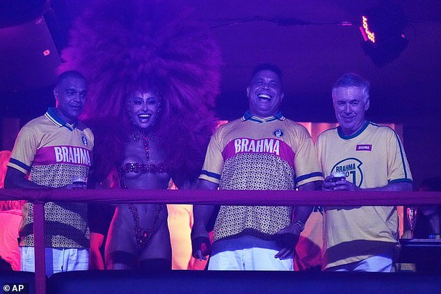 Carlo Ancelotti, de 66 años, legendario ex entrenador de Chelsea y Real Madrid, se sumerge en el espíritu del carnaval mientras el técnico de Brasil disfruta del festival con los ganadores de la Copa del Mundo Ronaldo, Denilson y su esposa.