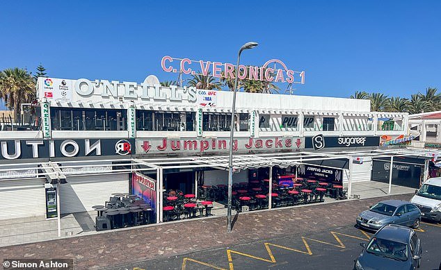 Un británico de 18 años lucha por su vida en Tenerife tras ser apuñalado mientras perseguía al ladrón que le robó el teléfono a su amigo