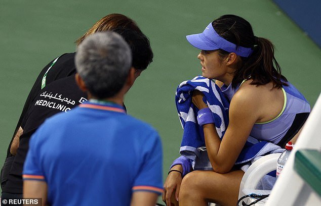 Emma Raducanu sufre otro problema de salud tras pedir tiempo muerto médico durante su última derrota en el Campeonato de Tenis de Dubai