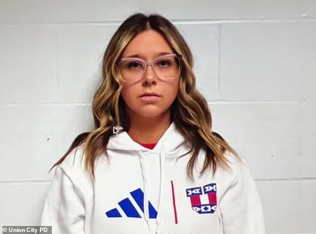 Secretaria de colegio, de 31 años, acusada de tener relaciones sexuales con DOS alumnas tras ser sorprendida con una por su marido que la ‘golpeaba’