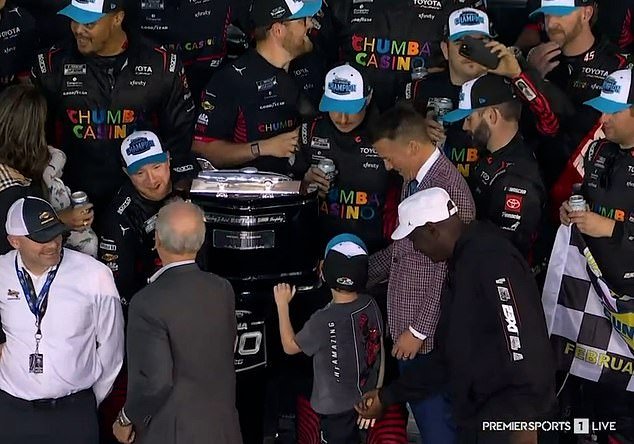 Michael Jordan es criticado por su interacción con el hijo de seis años de su piloto después de la victoria en las 500 Millas de Daytona