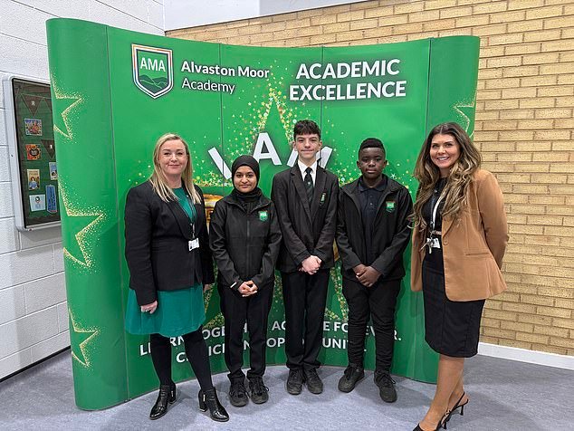 La escuela abandona el uniforme tradicional de chaqueta, camisa y corbata por chaqueta y camiseta después de preguntar a los alumnos qué cambios quieren