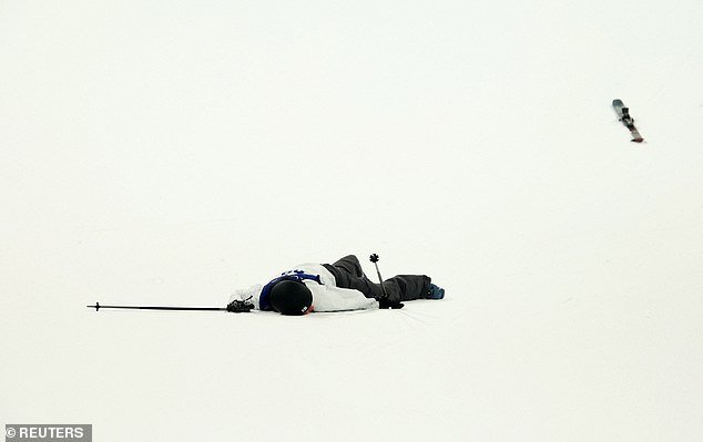 Horrible momento en que un esquiador cae boca abajo y se queda quieto después de un aterrizaje forzoso en los Juegos Olímpicos de Invierno