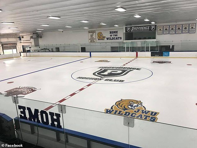 Un muerto y cuatro personas trasladadas de urgencia al hospital después de que un hombre armado abriera fuego durante un partido de hockey en una escuela secundaria de Rhode Island