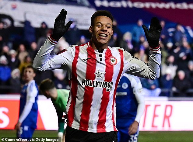 El sueño de Macclesfield en la Copa FA termina debido a un GOL EN PROPIA en la derrota de Brentford, ya que no logran recrear los actos heroicos del triunfo de Crystal Palace.
