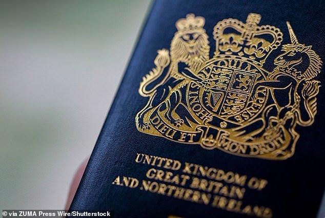 Las nuevas normas sobre pasaportes “harán que los padres británicos desembolsen una fortuna para traer de vuelta al Reino Unido a sus hijos nacidos en el extranjero”