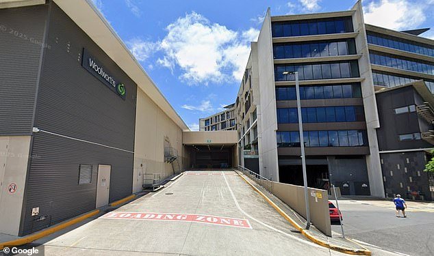 Un descubrimiento espantoso en un contenedor de caridad desencadena una investigación policial urgente