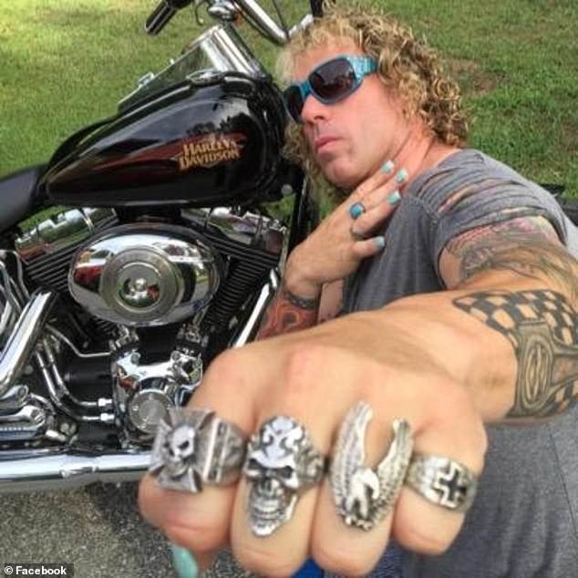 Escalofriantes señales de advertencia antes de que el tirador, que también usó un nombre femenino, matara a dos e hiriera gravemente a otros tres en un partido de hockey juvenil.