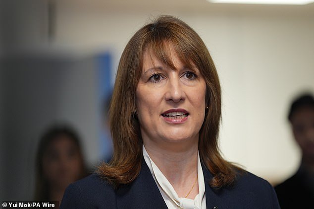 El desempleo vuelve a alcanzar su nivel más alto en cinco años y el crecimiento de los salarios se estanca, otro golpe para el Partido Laborista