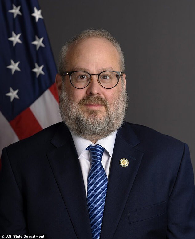 El antisemitismo “se está volviendo loco” en Gran Bretaña, dice el embajador de Trump mientras insta a Starmer a reprimir a los manifestantes, convirtiendo partes del Reino Unido en “zonas prohibidas” para los judíos.