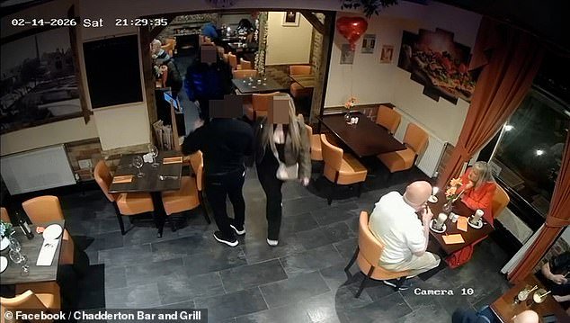 Momento en el que ‘la cena y los dashers’ abandonan el restaurante ‘sin pagar una factura de £ 234’ después de darse un festín con filetes, martinis de estrellas porno y helado