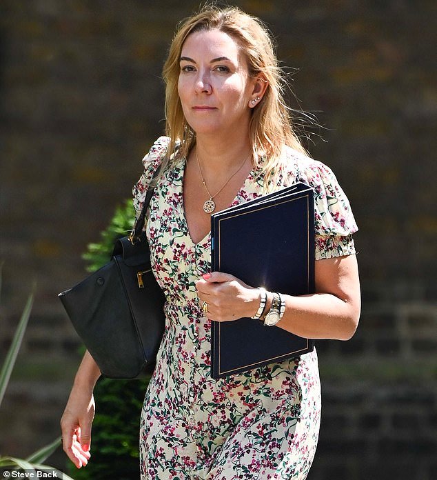 ‘Woke Queen’ de Whitehall: al personal bajo el nuevo jefe de la función pública, Keir Starmer, ‘se le dijo que se uniera al club de lectura no conforme con el género’