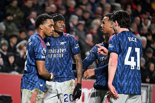 Wayne Rooney afirma que el Arsenal NO tiene jugadores de “clase mundial” y acusa a los fanáticos y ex jugadores del club de “MATAR” al equipo con una crítica mordaz.