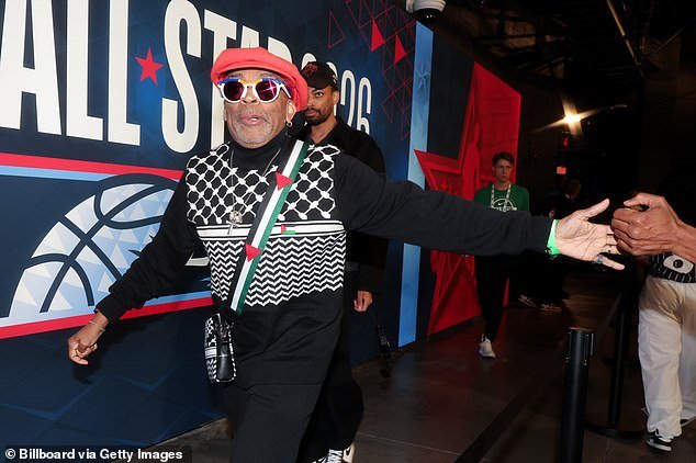 Spike Lee llama la atención en el Juego de Estrellas de la NBA con un atuendo con carga política