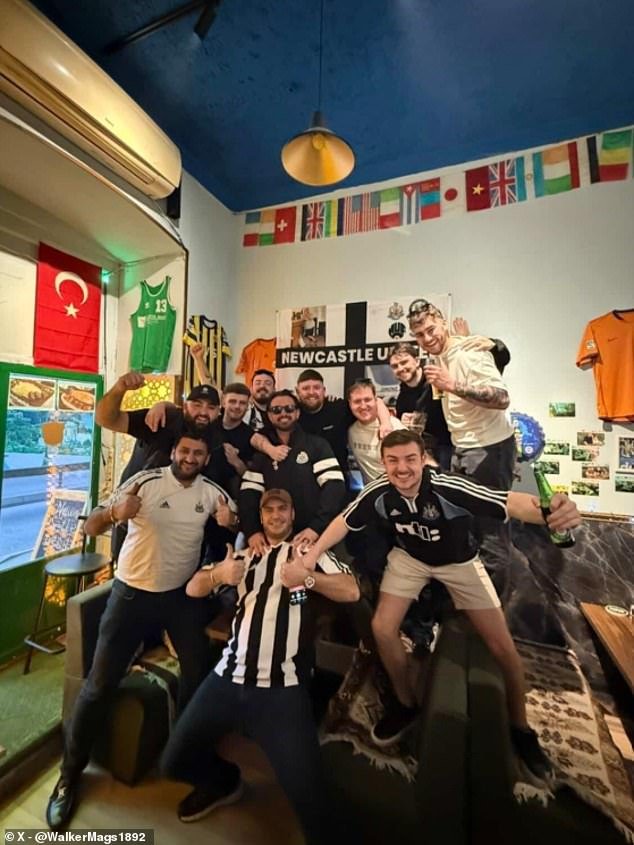 Como parte del viaje de 2.529 millas de los fanáticos del Newcastle a Qarabag, donde la cerveza es “así de barata”: un ejército de 2.000 seguidores de Magpies hacen el viaje a Azerbaiyán “ridículamente barato” – ¡y festejan con dos horas de sueño!