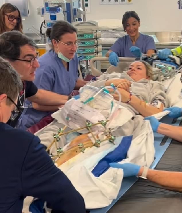 Lindsey Vonn comparte imágenes de su peligroso viaje de regreso a los Estados Unidos cuando una atleta olímpica es llevada a un avión después de romperse una pierna en los Juegos Olímpicos de Invierno.