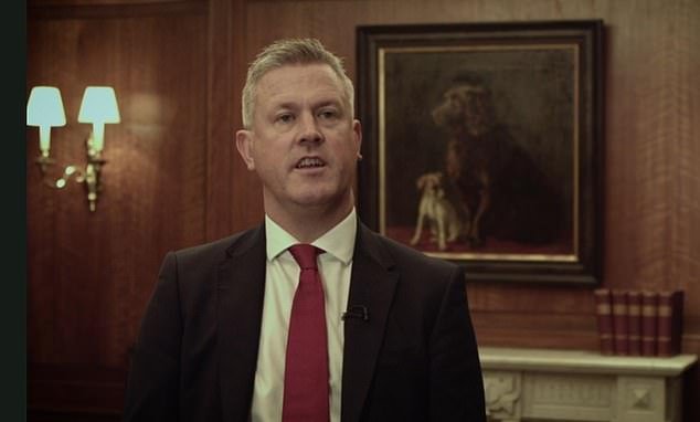 El adinerado exbanquero de HSBC que esquivó billetes de tren por valor de £5.900 después de recurrir a la estafa de los billetes ‘donut’ en sus viajes a Londres desde su casa de £2 millones está excluido de los ferrocarriles.