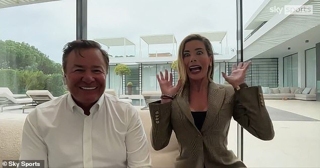 Momento hilarante, los directivos de Mansfield Town, marido y mujer, son aplastados por sus hijos y su perro durante una entrevista caótica antes del partido de quinta ronda del club contra el Arsenal.