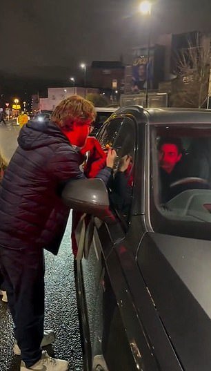 Mikel Arteta, ‘expuesto’, ataca al cazador de autógrafos que lo acosó para que firmara una camiseta del Arsenal mientras estaba sentado en el tráfico con su esposa después de ganarle al Wigan, y afirma que su fan ‘no lo hizo por las razones correctas’.