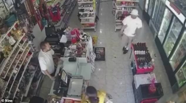 Imágenes escalofriantes capturan el momento en que el apuñalamiento aleatorio de una mujer deja a una muerta, mientras surgen nuevos detalles sobre el atacante