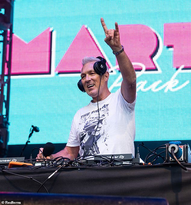 Anoche, un DJ tuvo conflictos… la estrella Kemp se queda atrapada en un ascensor antes del concierto