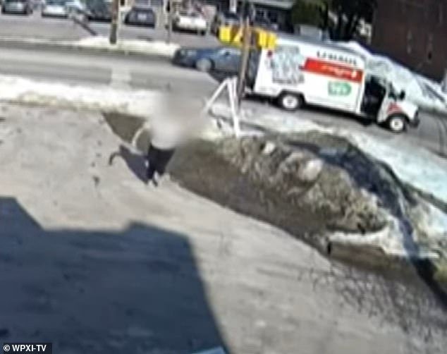 Mujer secuestrada es vista huyendo a un lugar seguro después de escapar con éxito de su captor