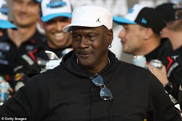 Lo que Michael Jordan realmente piensa sobre la reacción violenta por su interacción con el hijo de 6 años del piloto después de la victoria en las 500 Millas de Daytona