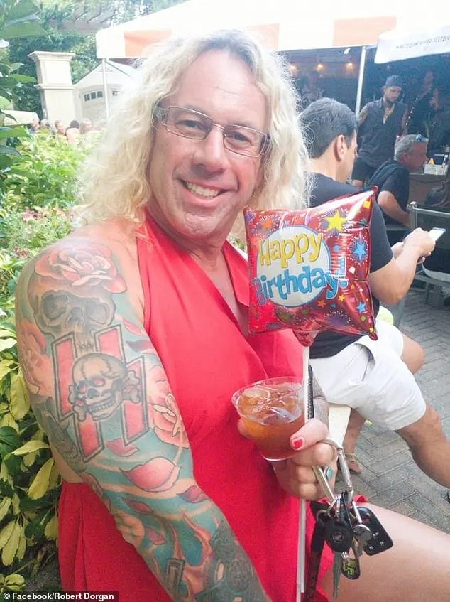 El tirador transgénero que asesinó a su ex esposa y a su hijo en un partido de hockey tenía un tatuaje nazi