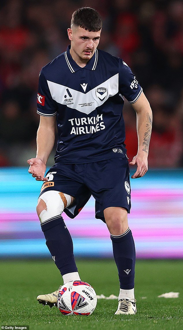 La ex estrella de Melbourne Victory Academy, Damian Bozinovski, fue trasladada de urgencia al hospital después de colapsar a mitad del partido.