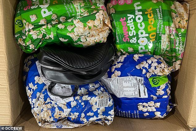 Impactante descubrimiento dentro de bolsas de palomitas de maíz enviadas por correo desde Australia, lo que lleva a una sentencia de prisión récord