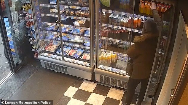 El personal del ladrón de la serie Moment, Greggs, apodado el ‘Hámster’, desliza descaradamente bebidas delante del personal, y se salva de la cárcel a pesar de 38 robos.