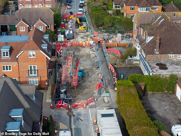 El sumidero de Surrey cumple su primer aniversario: familias evacuadas, tiendas cerradas y pueblo destruido, pero todavía no hay señales de que se esté reparando el sumidero de 60 pies.