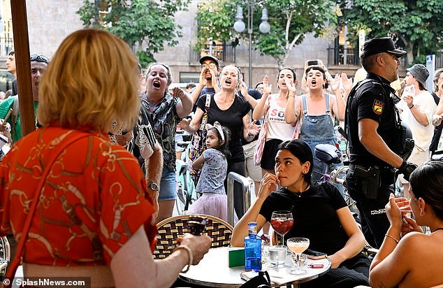 Una mafia antiturista se prepara para otro verano de ataques a los británicos: los manifestantes de Mallorca advierten que ya han comenzado a planear disturbios